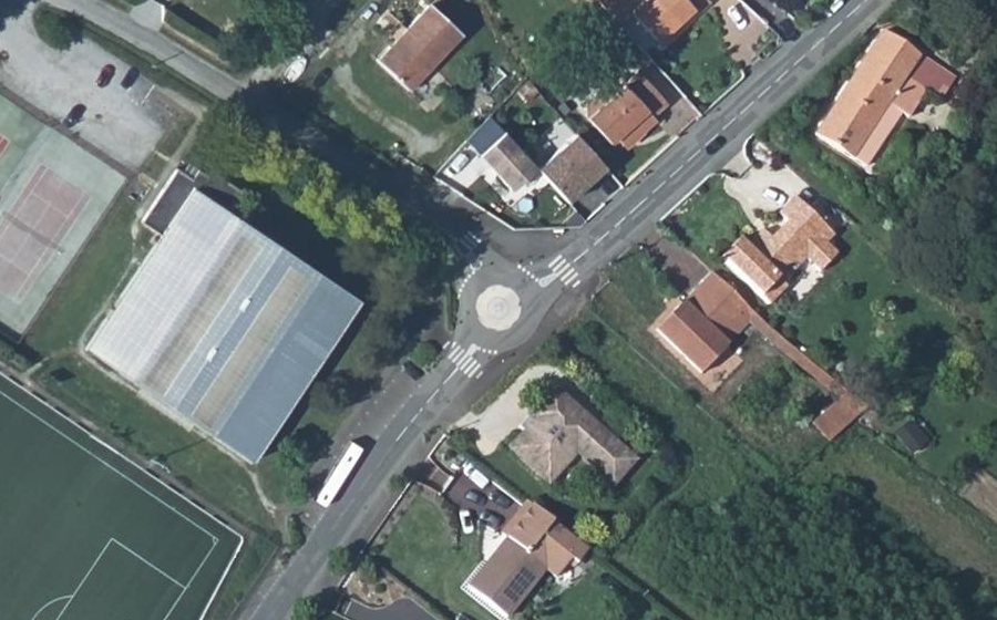 Vue aérienne du Rond-point anonyme n°163209495