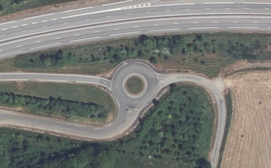 Vue aérienne du Rond-point anonyme n°163214074