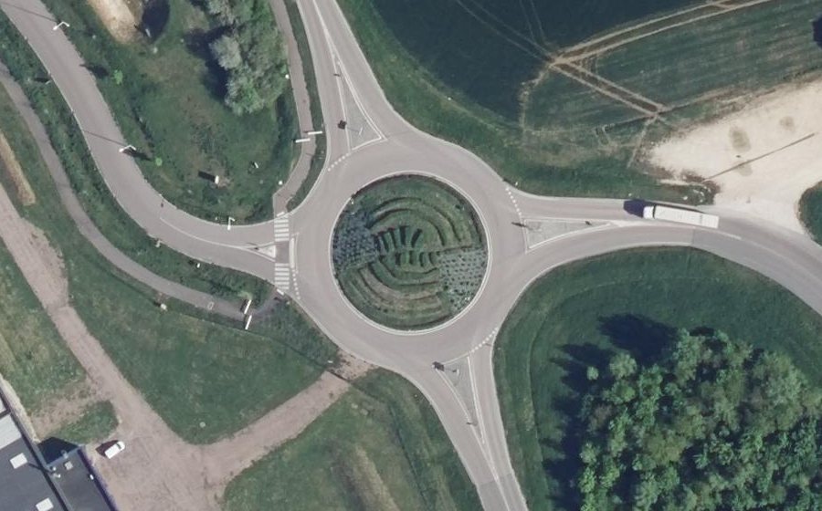 Vue aérienne du Rond-point anonyme n°163216604