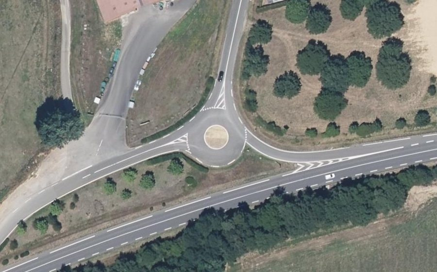 Vue aérienne du Rond-point anonyme n°163218092