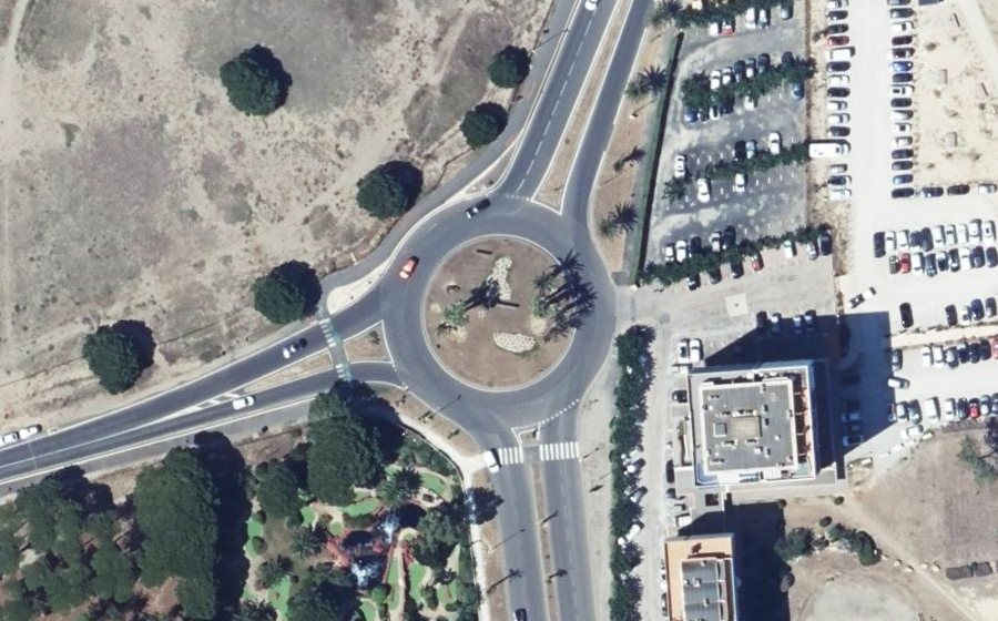 Vue aérienne du Rond-point anonyme n°163218810