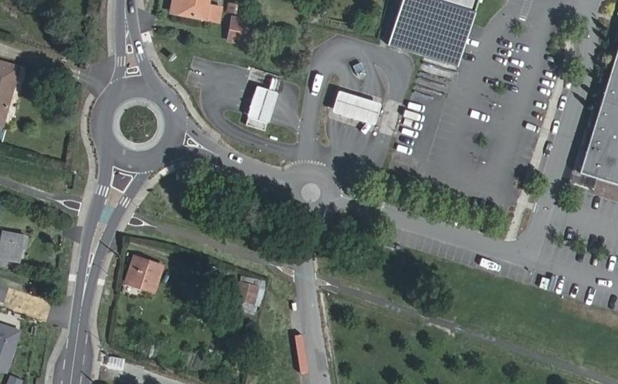 Vue aérienne du Rond-point anonyme n°163260221
