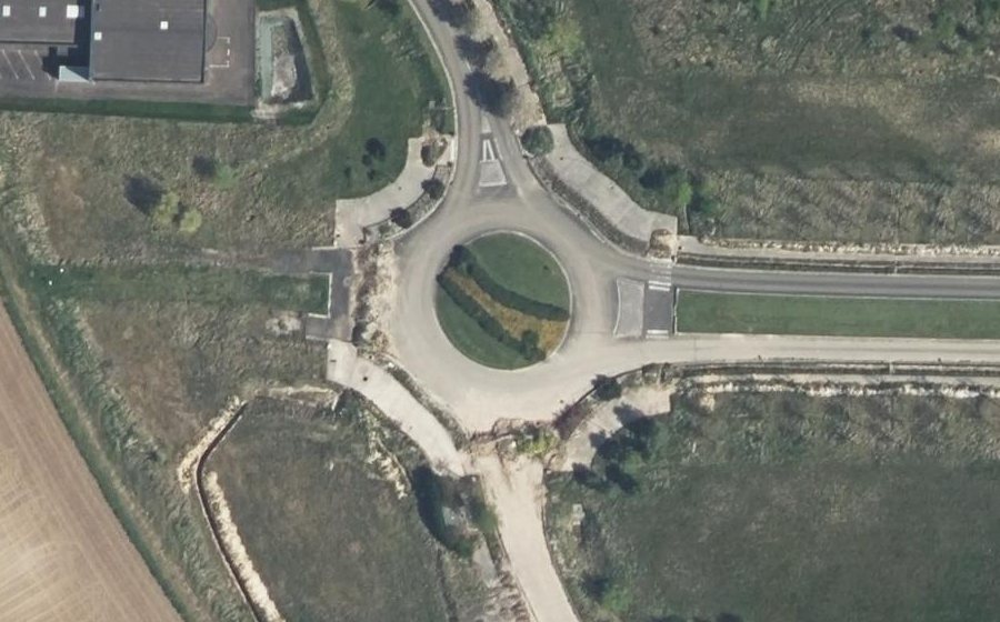 Vue aérienne du Rond-point anonyme n°163260236
