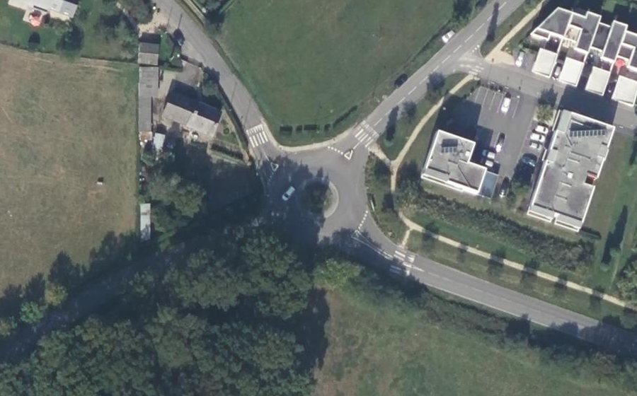 Vue aérienne du Rond-point anonyme n°163381648