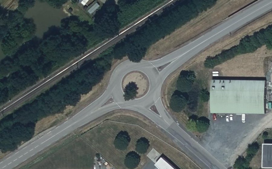Vue aérienne du Rond-point anonyme n°163409955