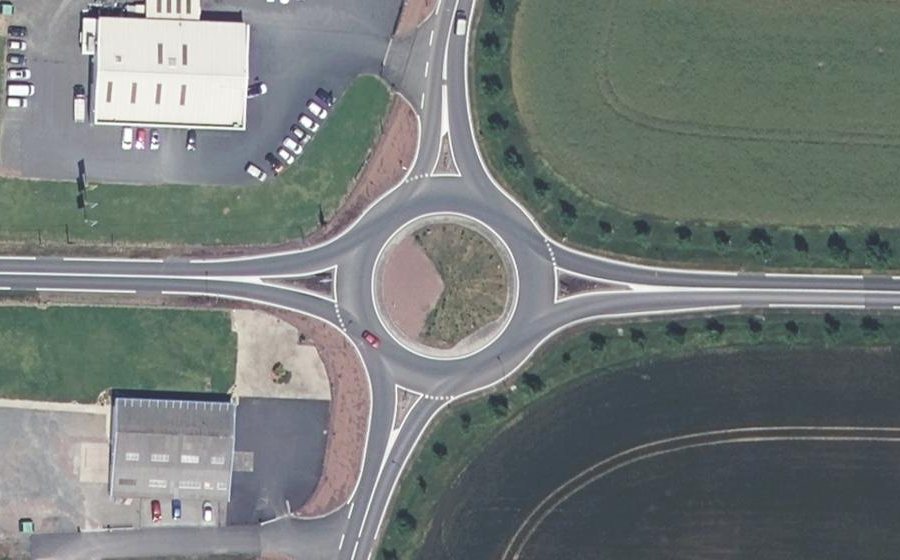 Vue aérienne du Rond-point anonyme n°163433486