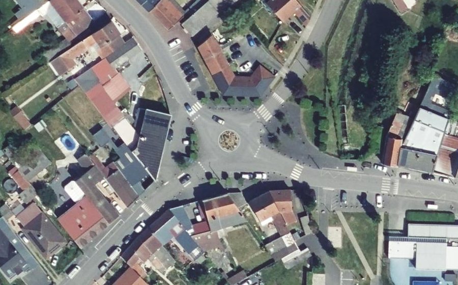 Vue aérienne du Rond-point anonyme n°163494045