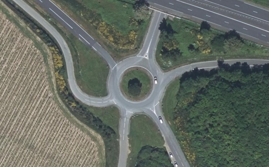 Vue aérienne du Rond-point anonyme n°163494395