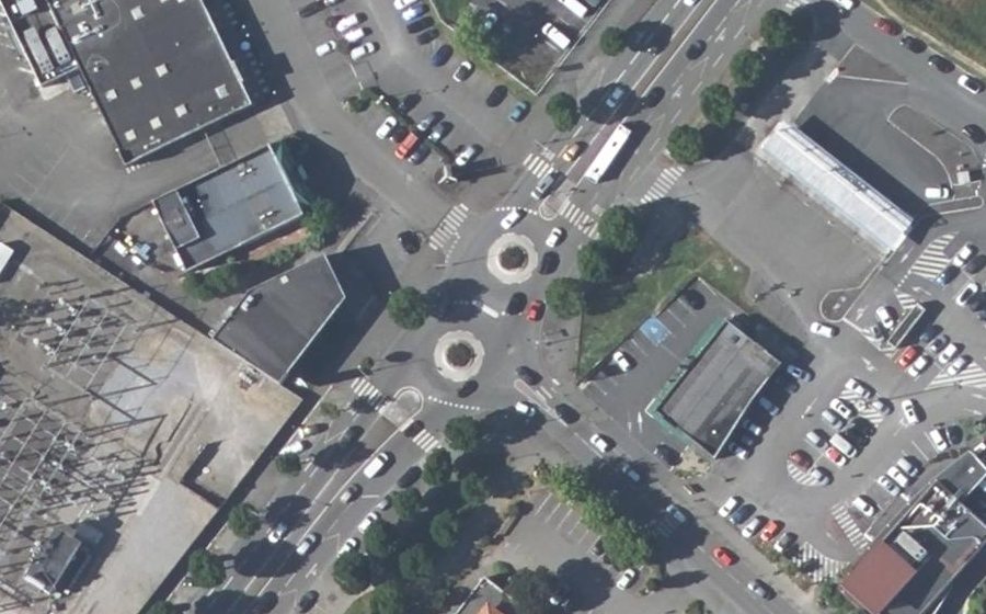 Vue aérienne du Rond-point anonyme n°163511989