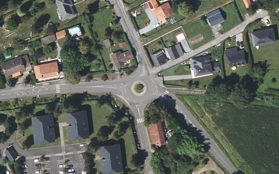 Vue aérienne du Rond-point anonyme n°163557094