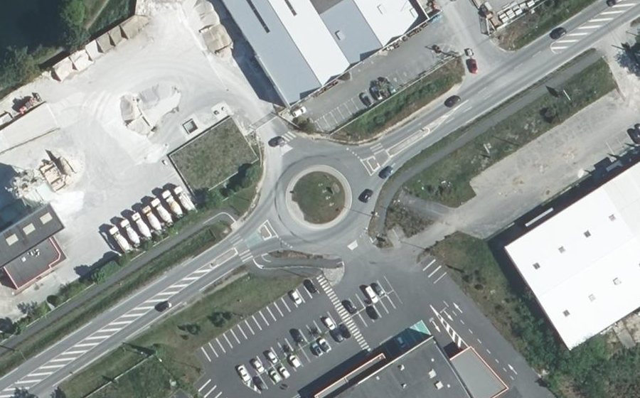 Vue aérienne du Rond-point anonyme n°163600634
