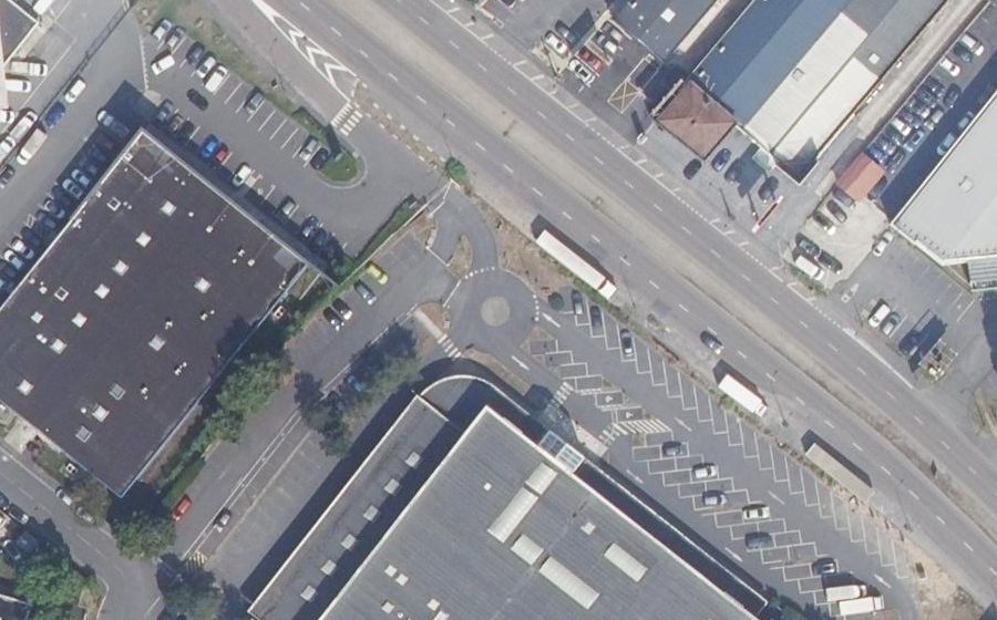 Vue aérienne du Rond-point anonyme n°163642132