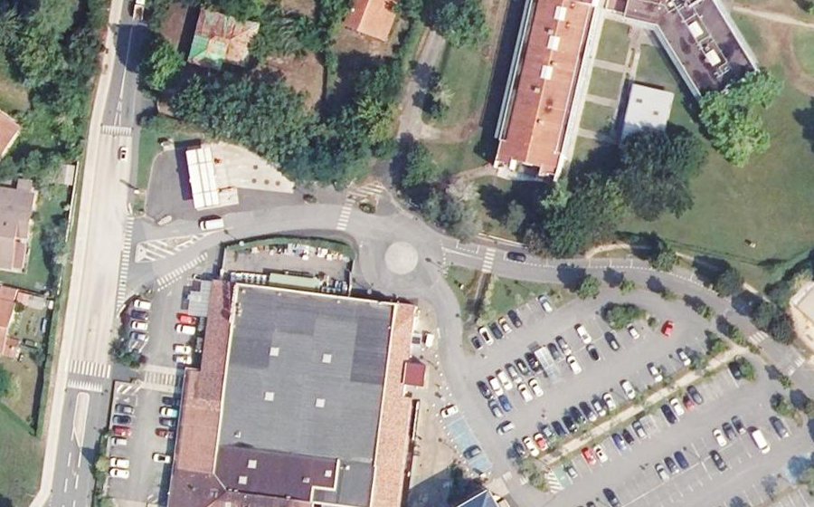 Vue aérienne du Rond-point anonyme n°163690752