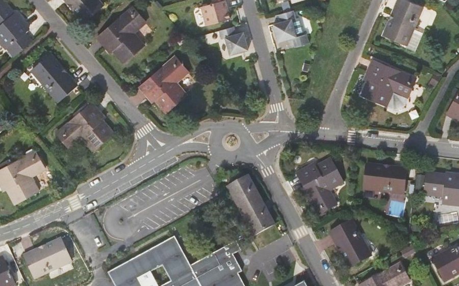 Vue aérienne du Rond-point anonyme n°163695559