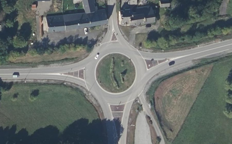 Vue aérienne du Rond-point anonyme n°163748944