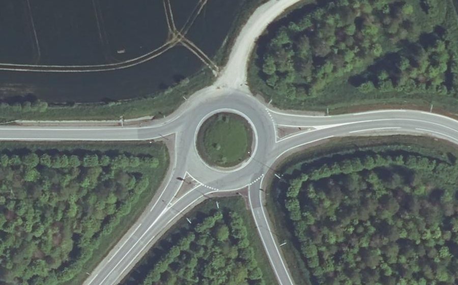 Vue aérienne du Rond-point anonyme n°163795044