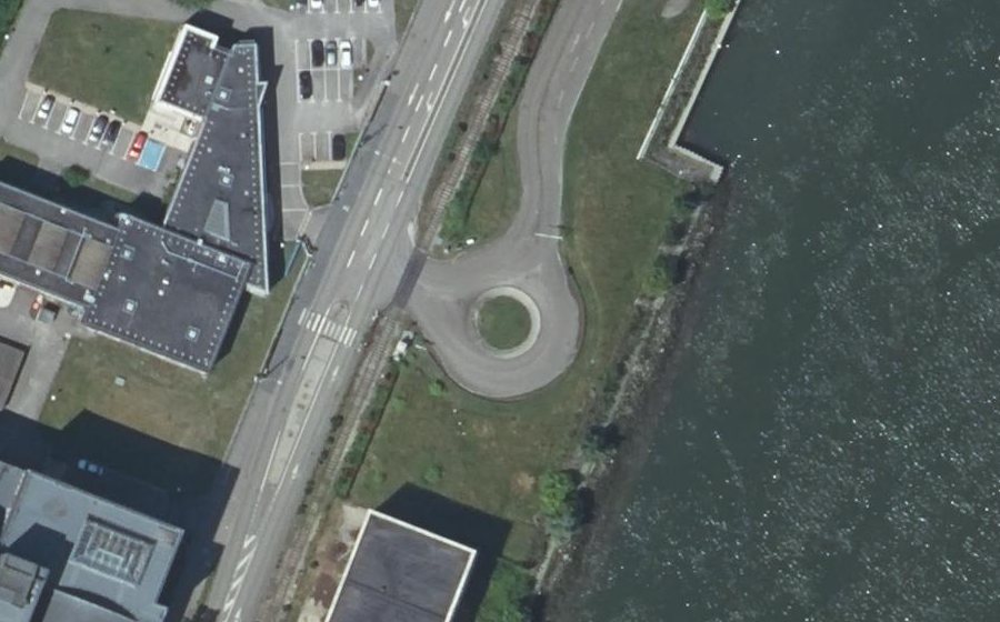 Vue aérienne du Rond-point anonyme n°163810325