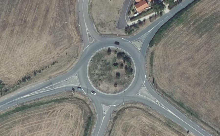 Vue aérienne du Rond-point anonyme n°163827558