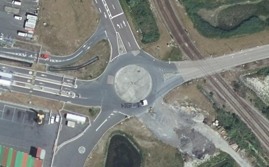 Vue aérienne du Rond-point anonyme n°163841564