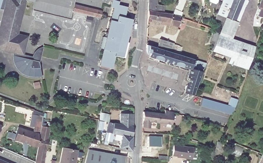 Vue aérienne du Rond-point anonyme n°163859671