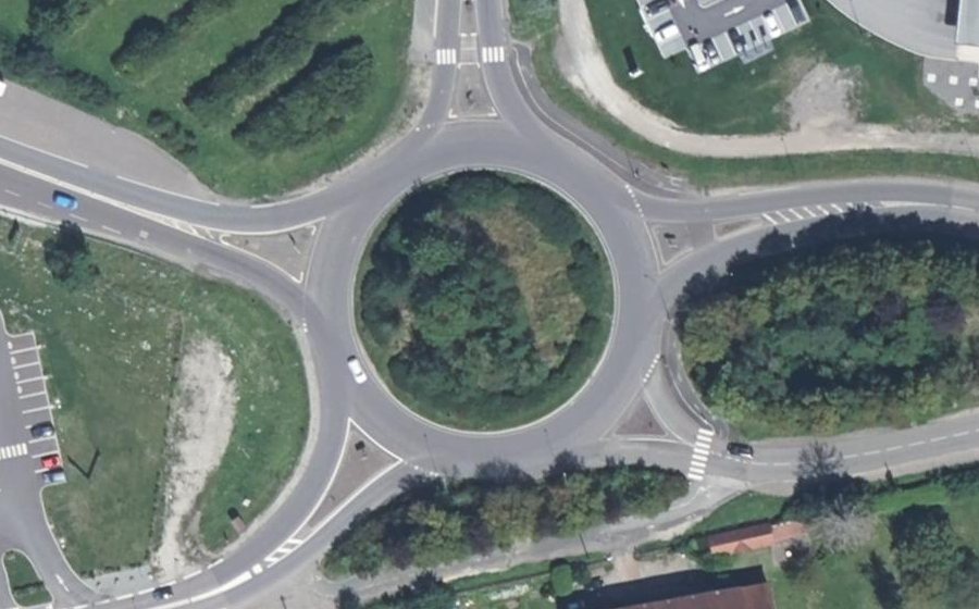 Vue aérienne du Rond-point anonyme n°163926699