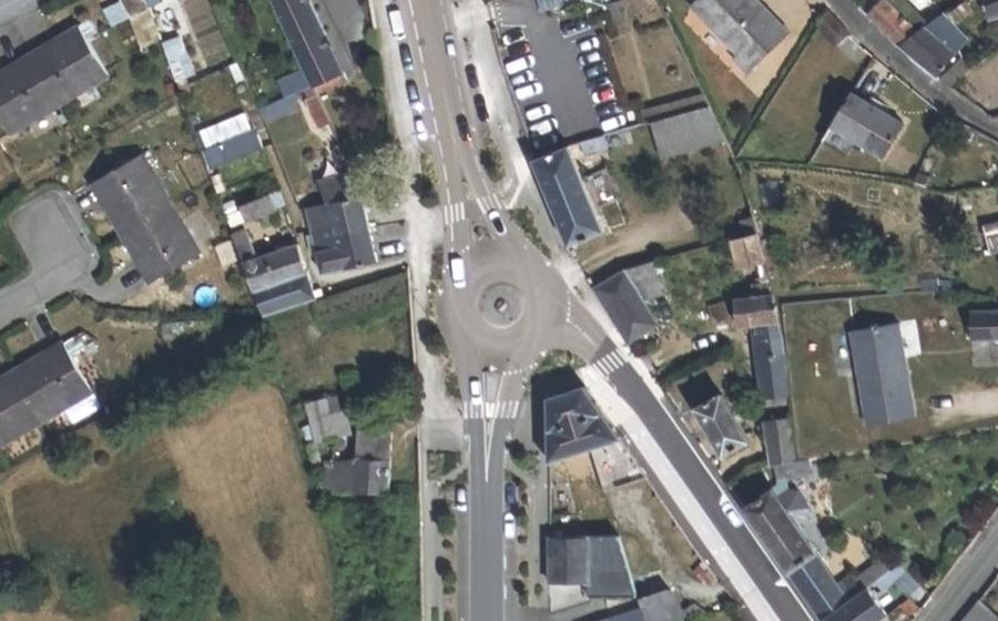 Vue aérienne du Rond-point anonyme n°163981695