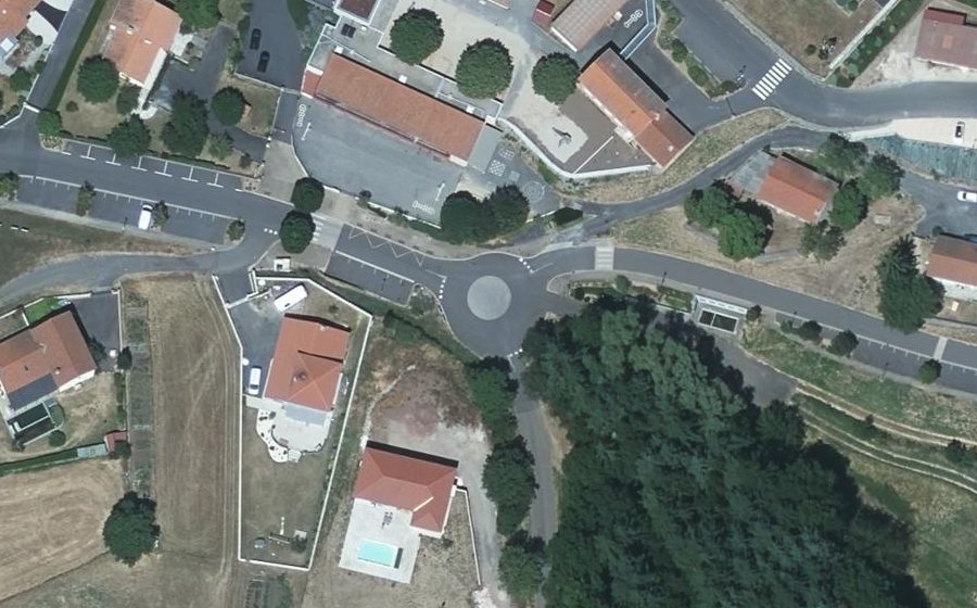 Vue aérienne du Rond-point anonyme n°163985348