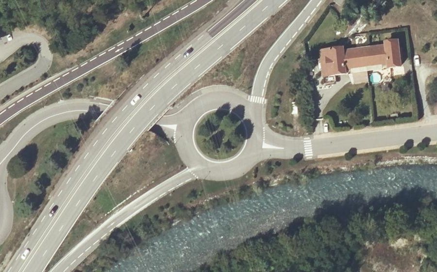 Vue aérienne du Rond-point anonyme n°163986169