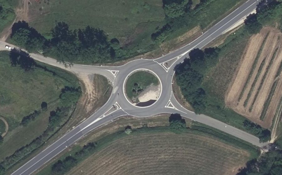 Vue aérienne du Rond-point anonyme n°163991180