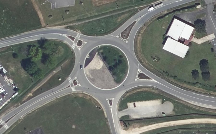 Vue aérienne du Rond-point anonyme n°163991185