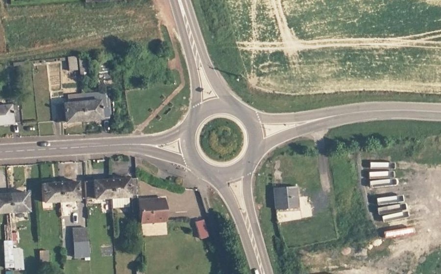 Vue aérienne du Rond-point anonyme n°164040278