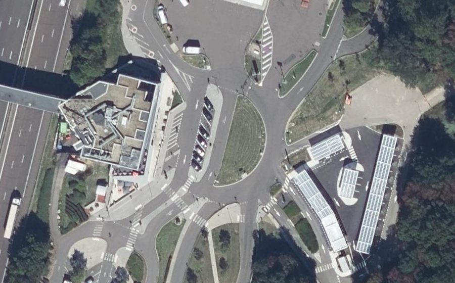 Vue aérienne du Rond-point anonyme n°16404325