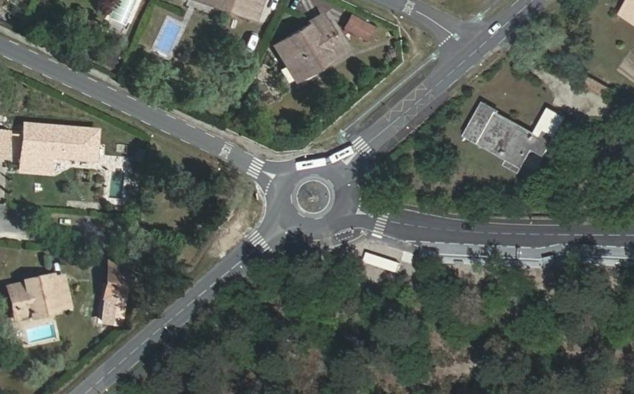 Vue aérienne du Rond-point anonyme n°164057524