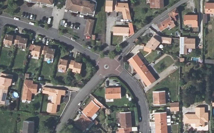 Vue aérienne du Rond-point anonyme n°164062789