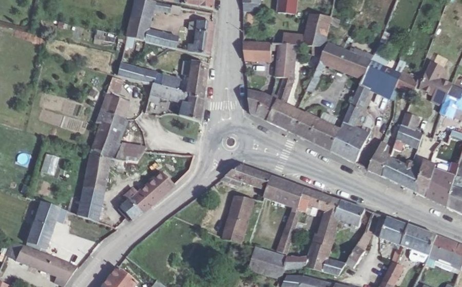 Vue aérienne du Rond-point anonyme n°164066477