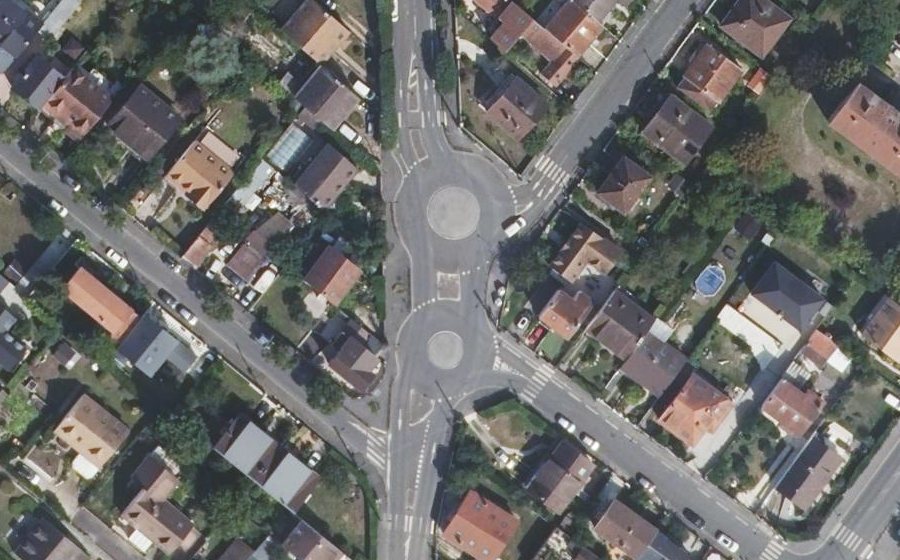 Vue aérienne du Rond-point anonyme n°164077539