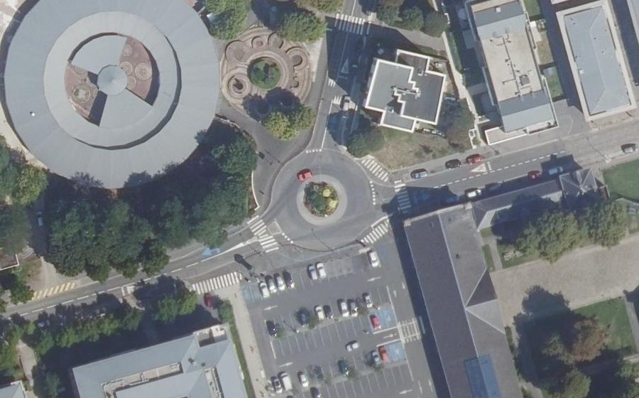 Vue aérienne du Rond-point anonyme n°164077540