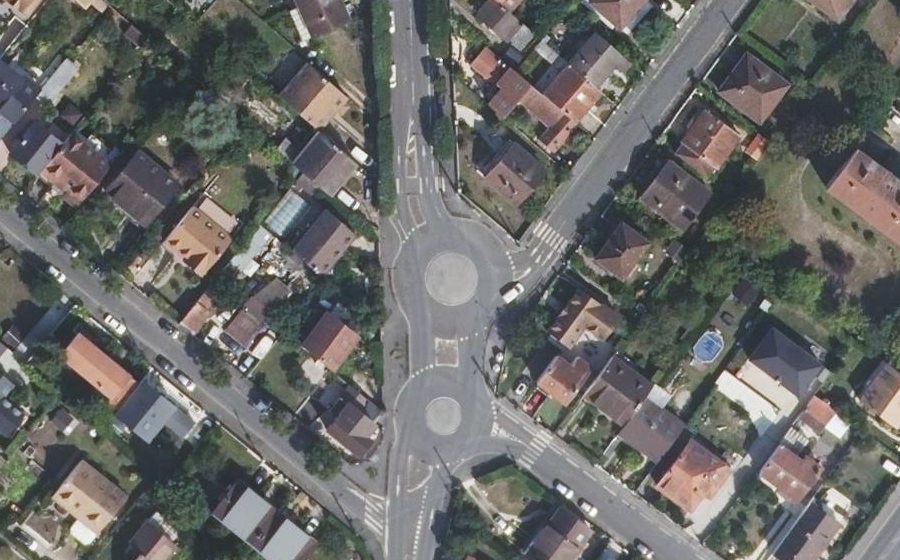 Vue aérienne du Rond-point anonyme n°164077557