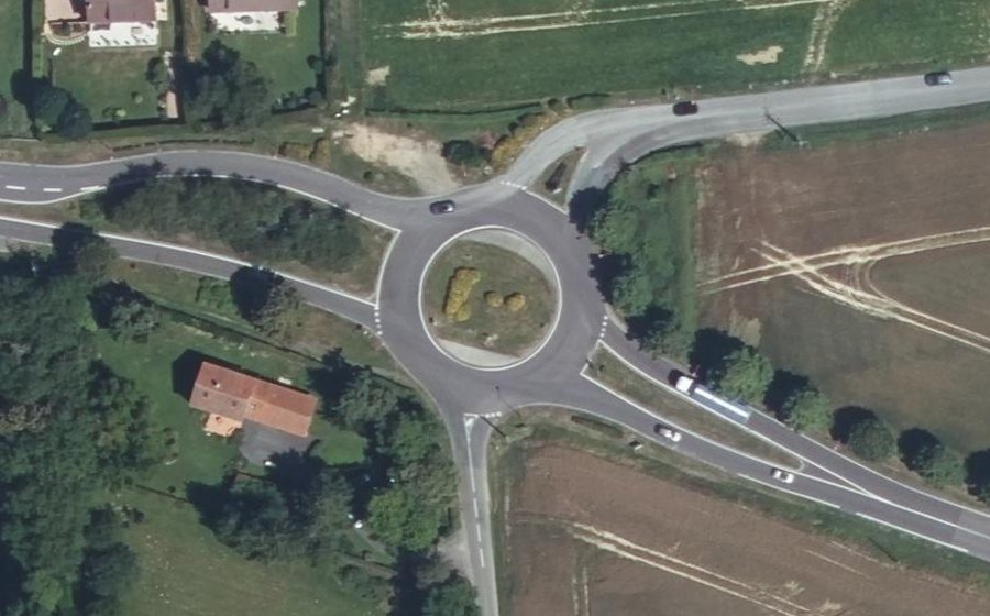Vue aérienne du Rond-point anonyme n°164143312