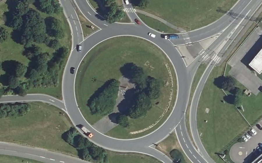 Vue aérienne du Rond-point anonyme n°164143388