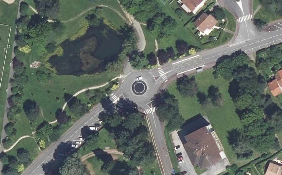 Vue aérienne du Rond-point anonyme n°164178249