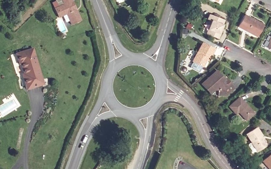 Vue aérienne du Rond-point anonyme n°164178258