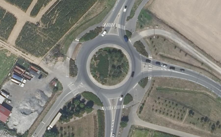 Vue aérienne du Rond-point anonyme n°164186548