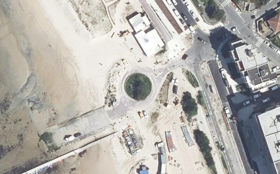 Vue aérienne du Rond-point anonyme n°164225438