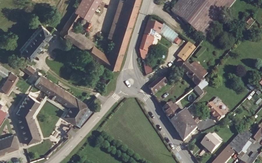 Vue aérienne du Rond-point anonyme n°164227588