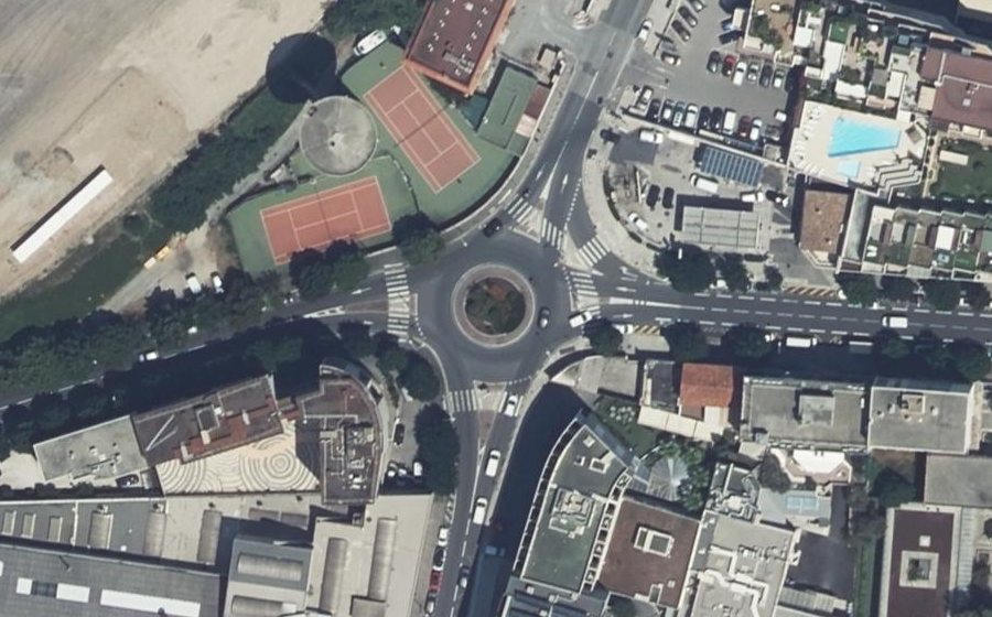 Vue aérienne du Rond-point anonyme n°164243285