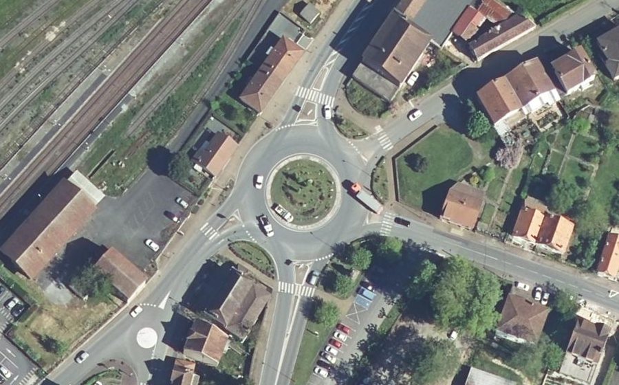 Vue aérienne du Rond-point anonyme n°164304968