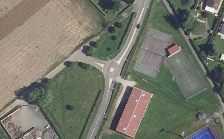 Vue aérienne du Rond-point anonyme n°164328705