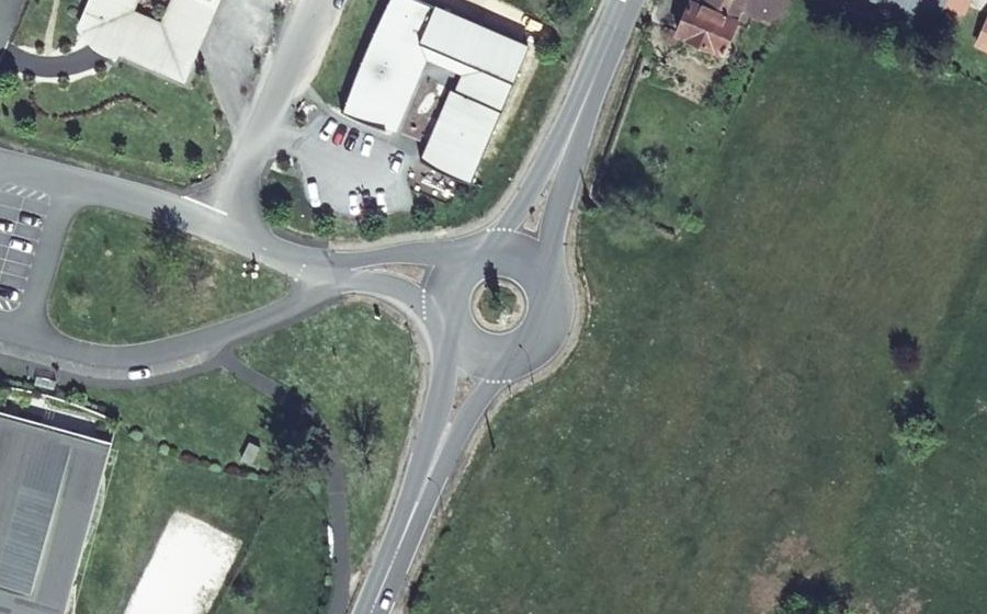 Vue aérienne du Rond-point anonyme n°164343960