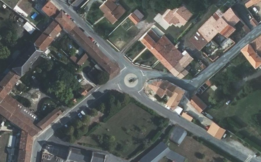 Vue aérienne du Rond-point anonyme n°164351554